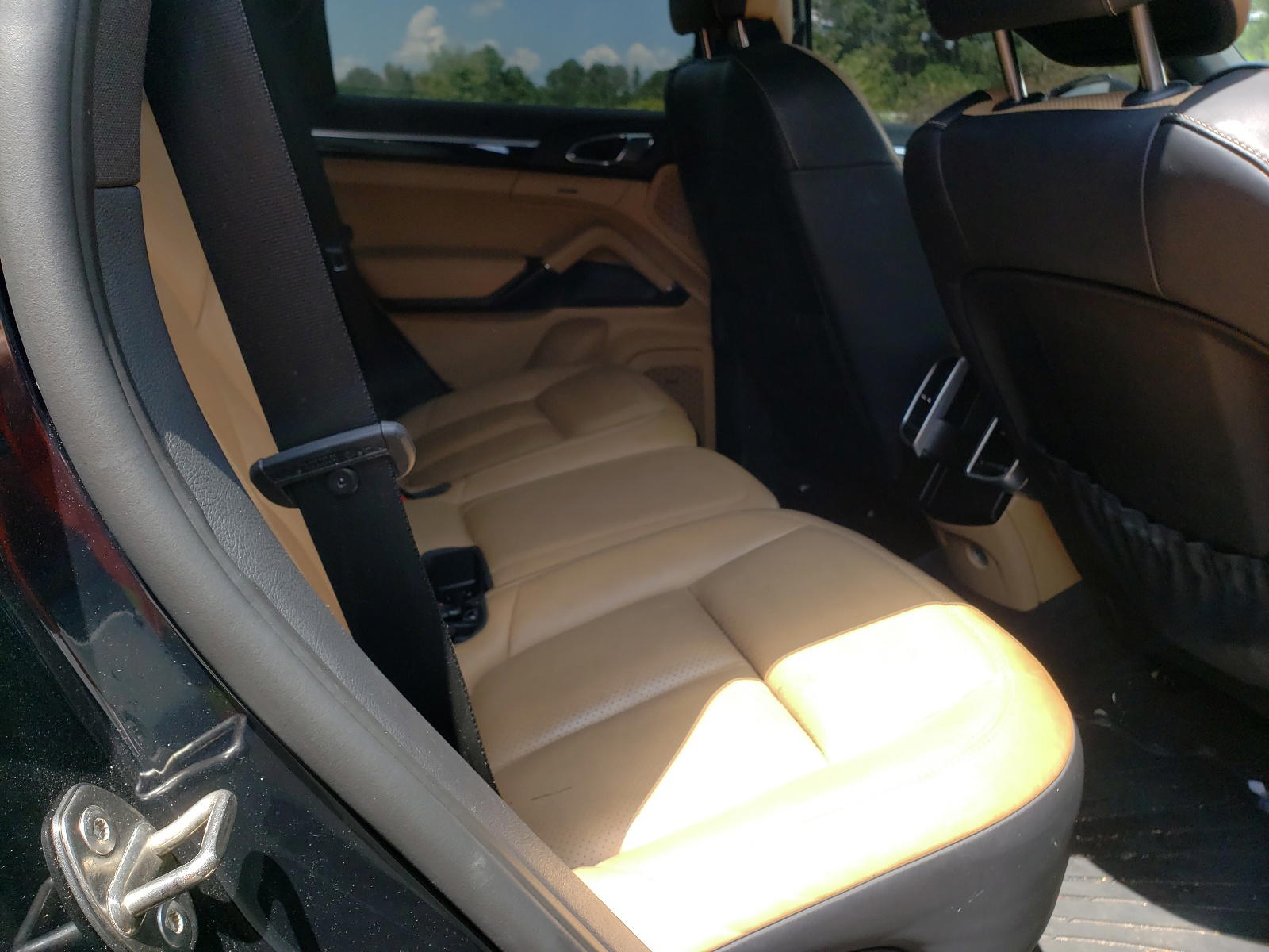 Photo 6 from auction – 2016 PORSCHE CAYENNE with VIN WP1AA2A27GKA10986