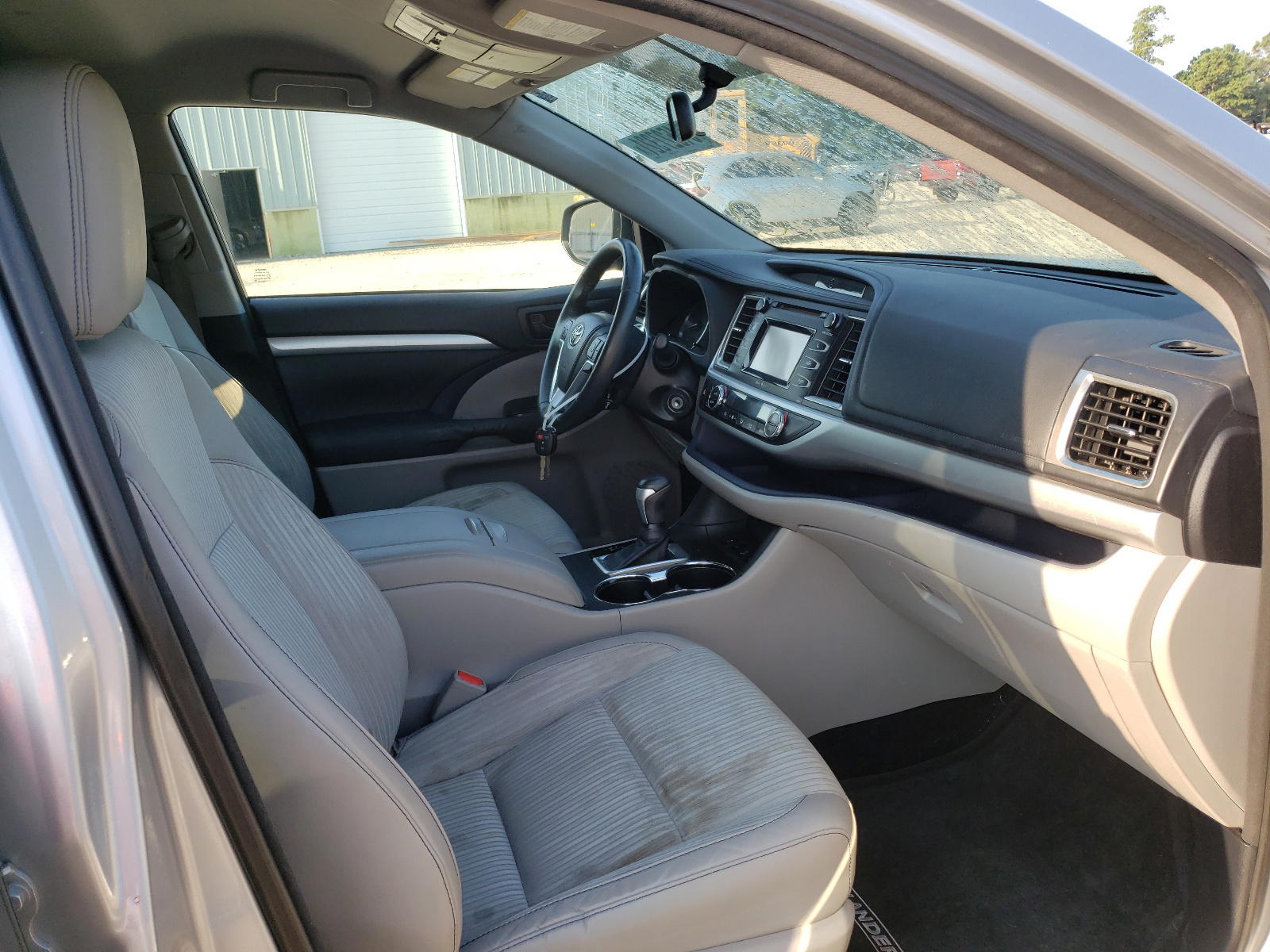 Photo 5 from auction – 2014 TOYOTA HIGHLANDER with VIN 5TDBKRFH7ES028645