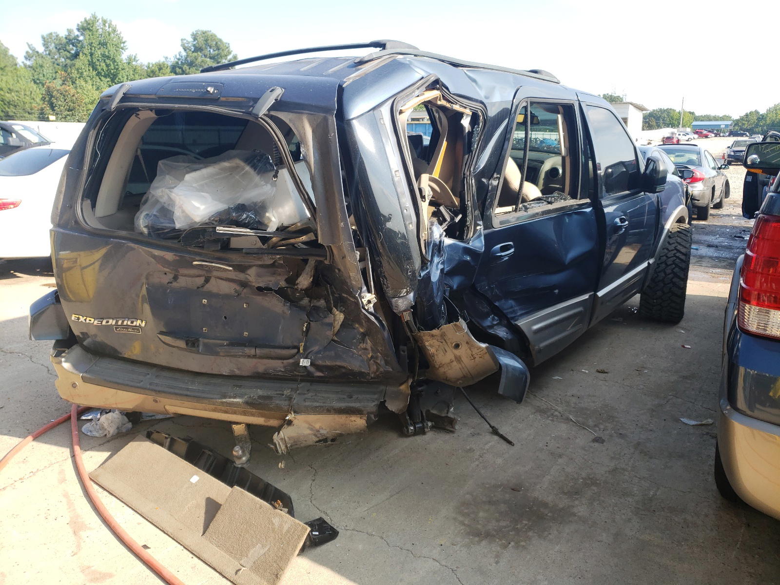 Photo 4 from auction – 2004 FORD EXPEDITION with VIN 1FMFU17L44LA41333