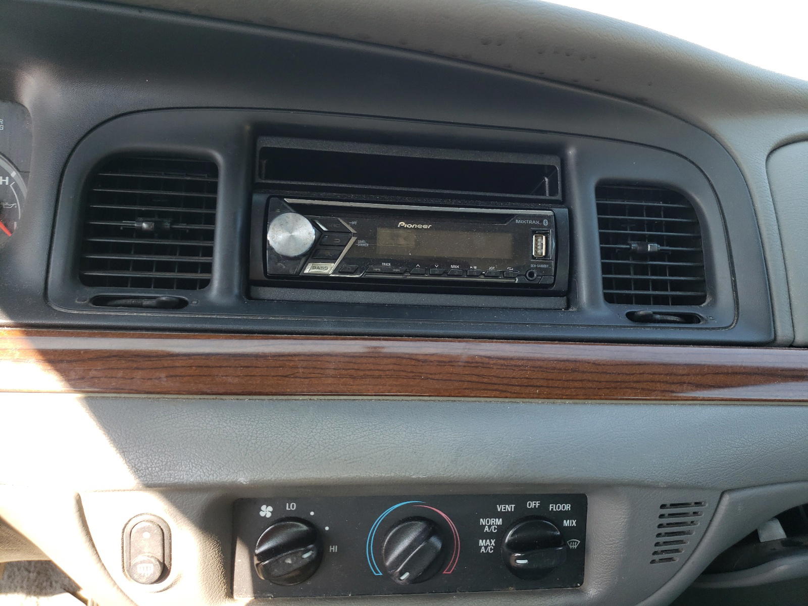 Photo 9 from auction – 2004 FORD CROWN VICT with VIN 2FAFP73W44X132545