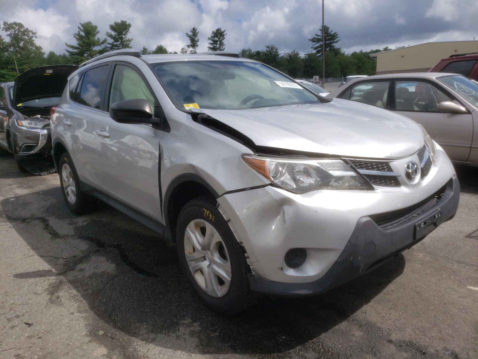 TOYOTA RAV4 LE 2015 with VIN JTMBFREV8FJ028051 - Photo from auction