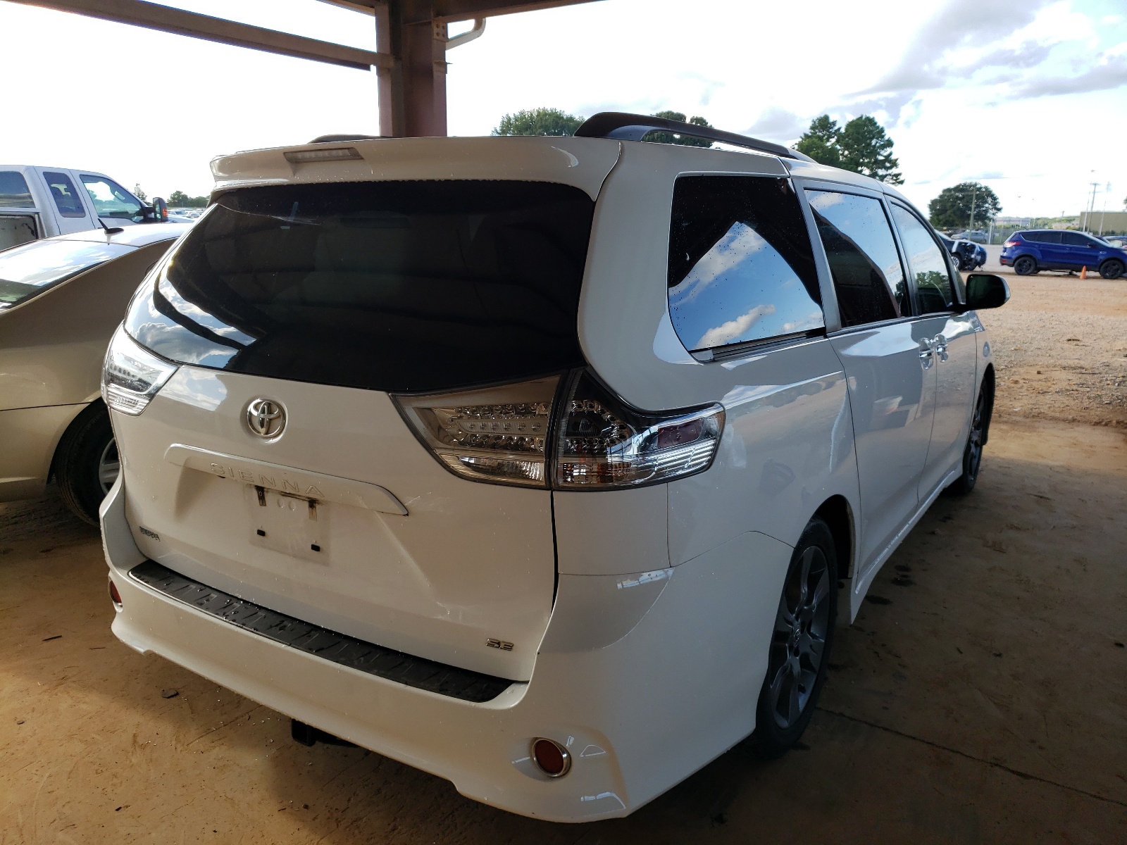 Photo 4 from auction – 2016 TOYOTA SIENNA SE with VIN 5TDXK3DCXGS752133