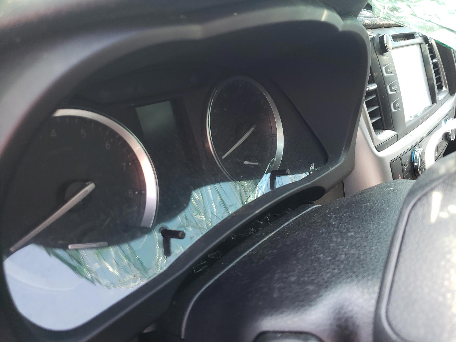 Photo 8 from auction – 2017 TOYOTA HIGHLANDER with VIN 5TDKZRFH4HS221173