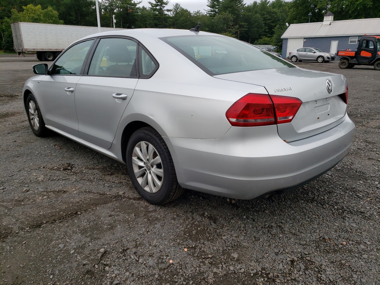 Photo 3 from auction – 2015 VOLKSWAGEN PASSAT S with VIN 1VWAT7A3XFC045626