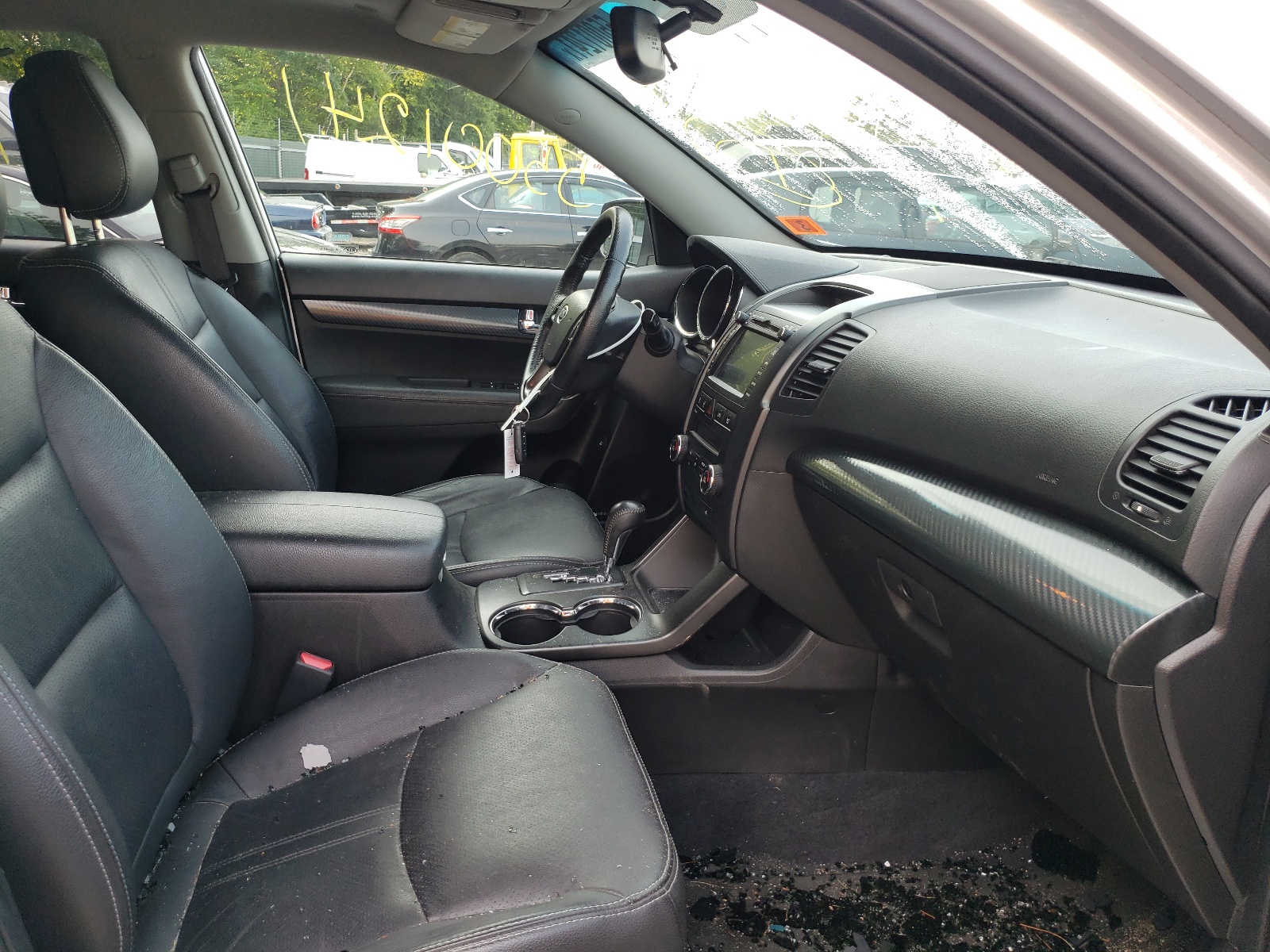 Photo 5 from auction – 2011 KIA SORENTO SX with VIN 5XYKWDA26BG144261