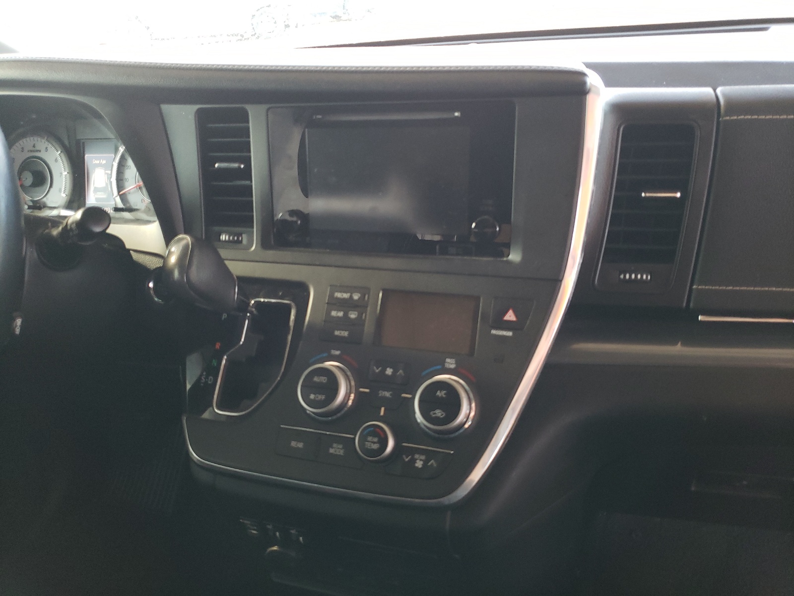Photo 9 from auction – 2016 TOYOTA SIENNA SE with VIN 5TDXK3DCXGS752133