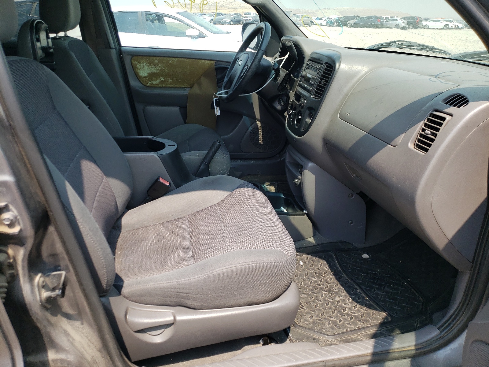 Photo 5 from auction – 2002 FORD ESCAPE XLT with VIN 1FMYU04152KE02710