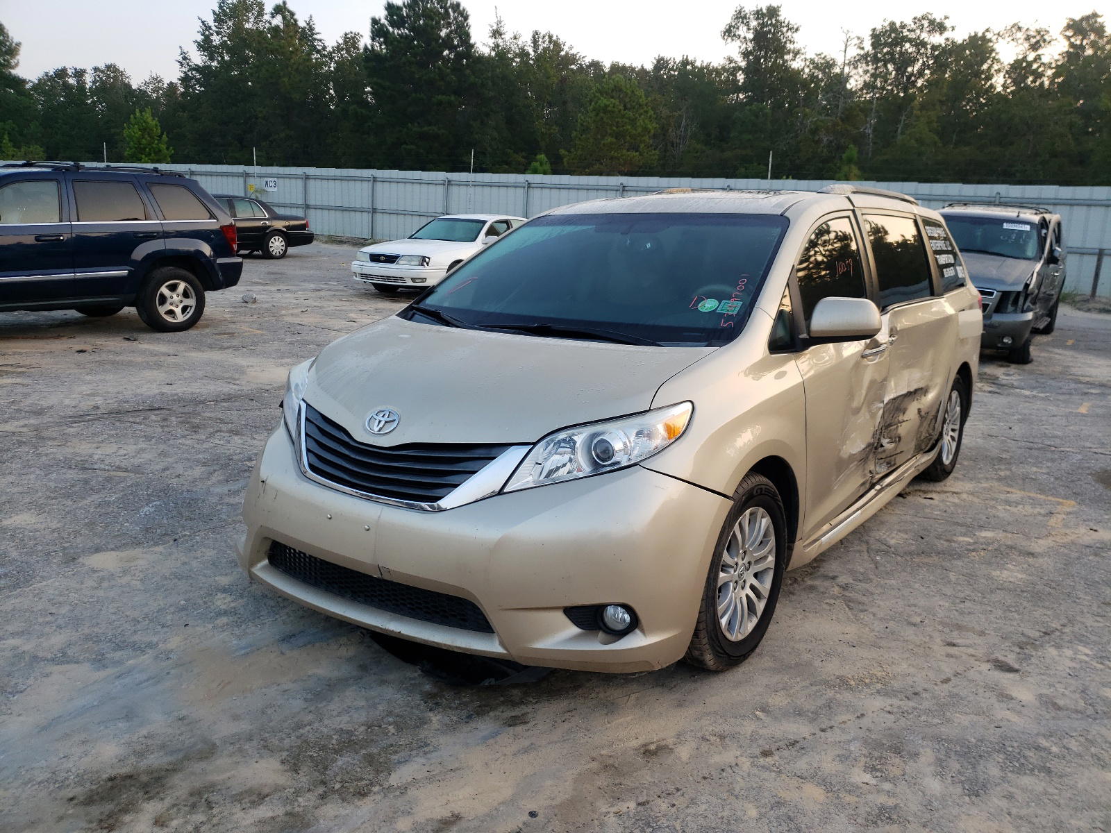 Photo 2 from auction – 2014 TOYOTA SIENNA XLE with VIN 5TDYK3DCXES484735