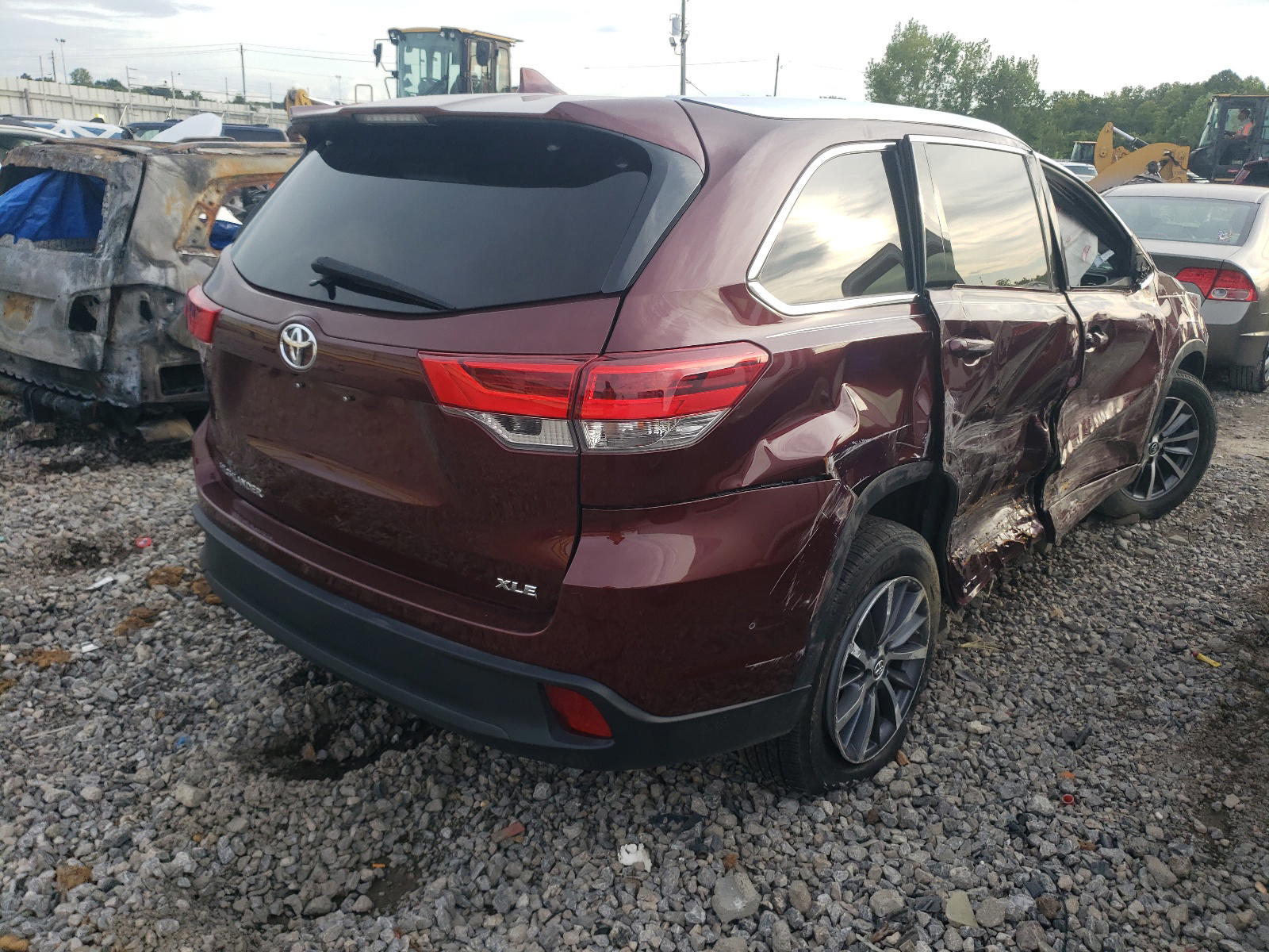Photo 4 from auction – 2017 TOYOTA HIGHLANDER with VIN 5TDKZRFH4HS221173