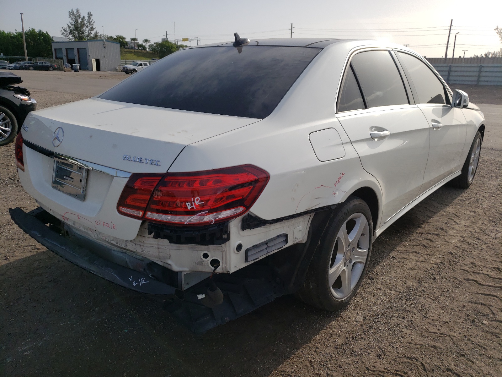 Photo 4 from auction – 2014 MERCEDES-BENZ E 250 BLUE with VIN WDDHF0EB2EA936592