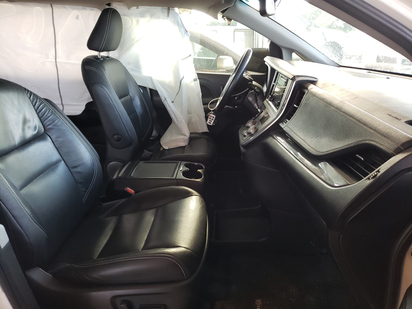 Photo 5 from auction – 2016 TOYOTA SIENNA SE with VIN 5TDXK3DCXGS752133