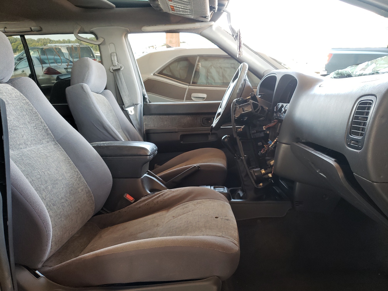 Photo 5 from auction – 1997 NISSAN PATHFINDER with VIN JN8AR05Y5VW134228