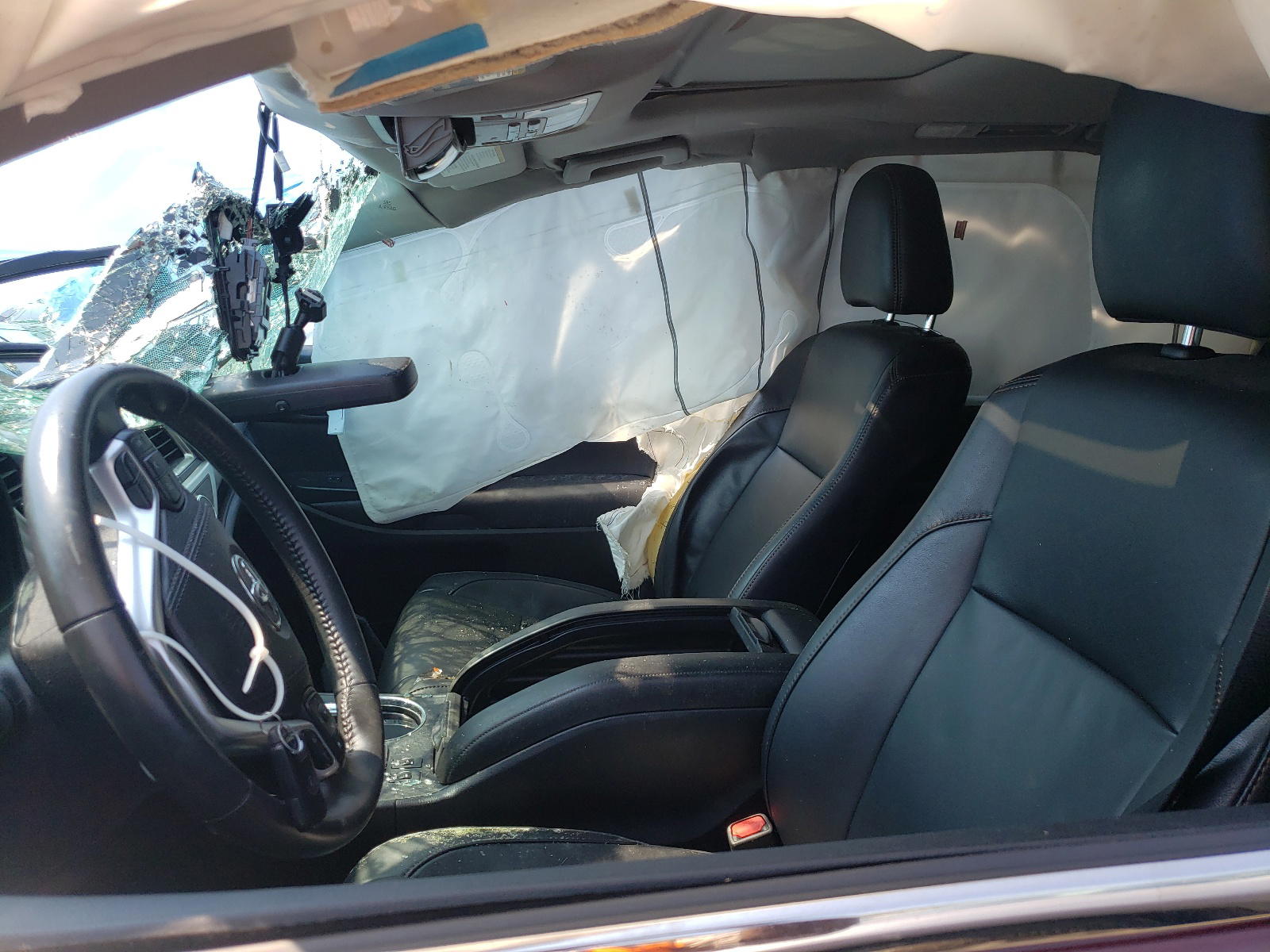 Photo 5 from auction – 2017 TOYOTA HIGHLANDER with VIN 5TDKZRFH4HS221173