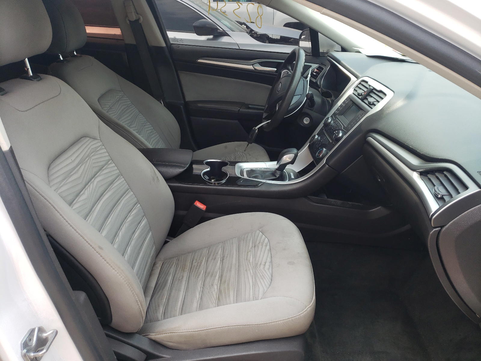 Photo 5 from auction – 2016 FORD FUSION S with VIN 3FA6P0G74GR367685