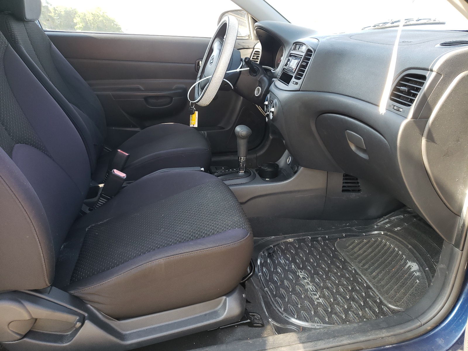Photo 5 from auction – 2010 HYUNDAI ACCENT BLU with VIN KMHCM3AC4AU157032