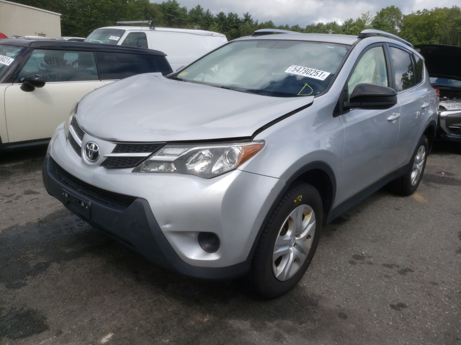 Photo 2 from auction – 2015 TOYOTA RAV4 LE with VIN JTMBFREV8FJ028051