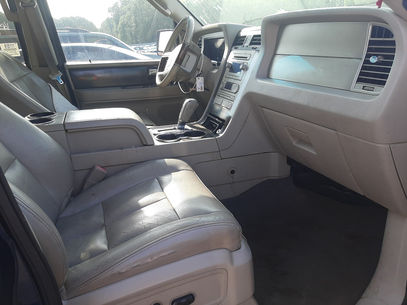 Photo 5 from auction – 2007 LINCOLN NAVIGATOR with VIN 5LMFU27517LJ12044