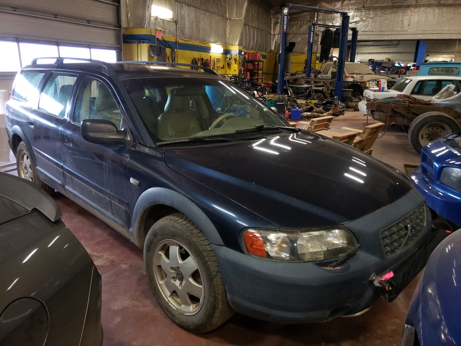 VOLVO V70 XC 2001 with VIN YV1SZ58D411001564 - Photo from auction