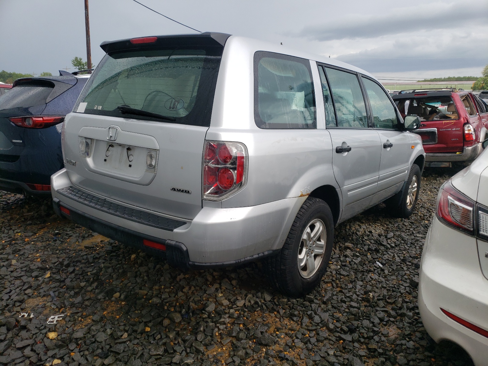 Photo 4 from auction – 2006 HONDA PILOT LX with VIN 2HKYF18106H552940