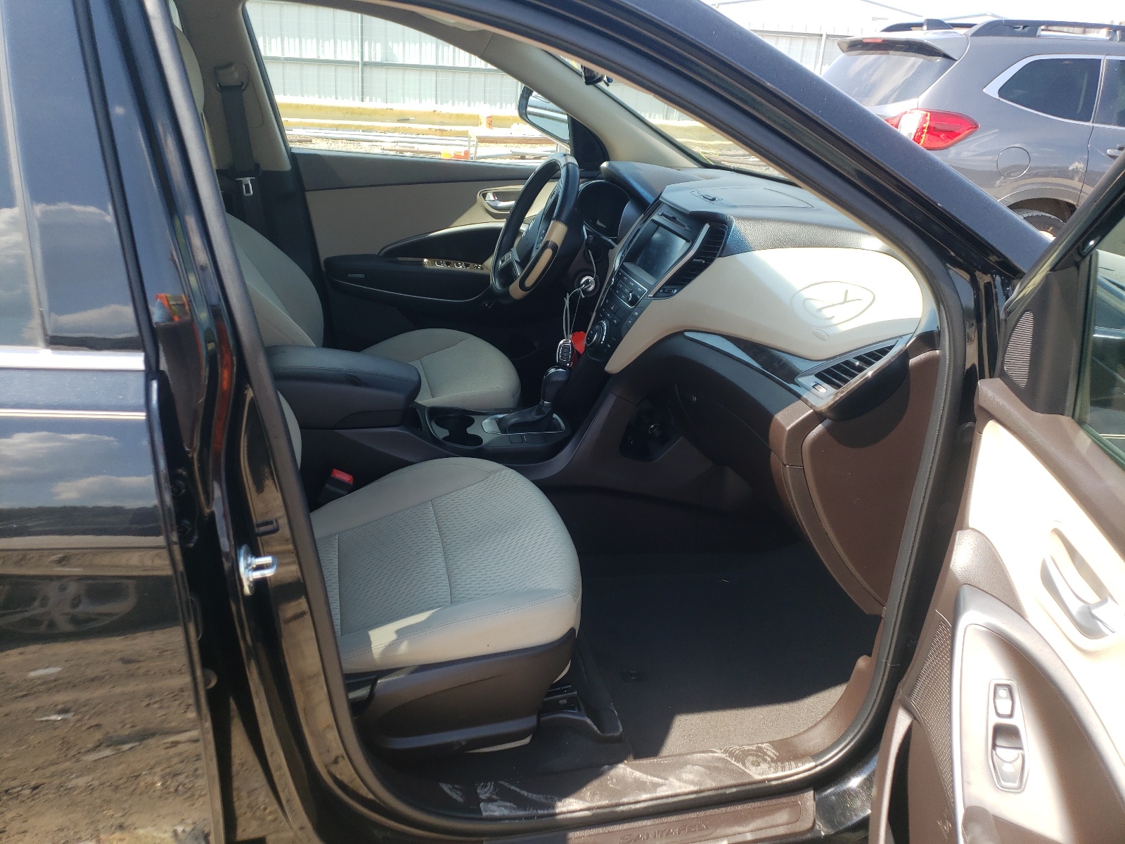 Photo 5 from auction – 2017 HYUNDAI SANTA FE S with VIN 5NMZU3LB4HH029779