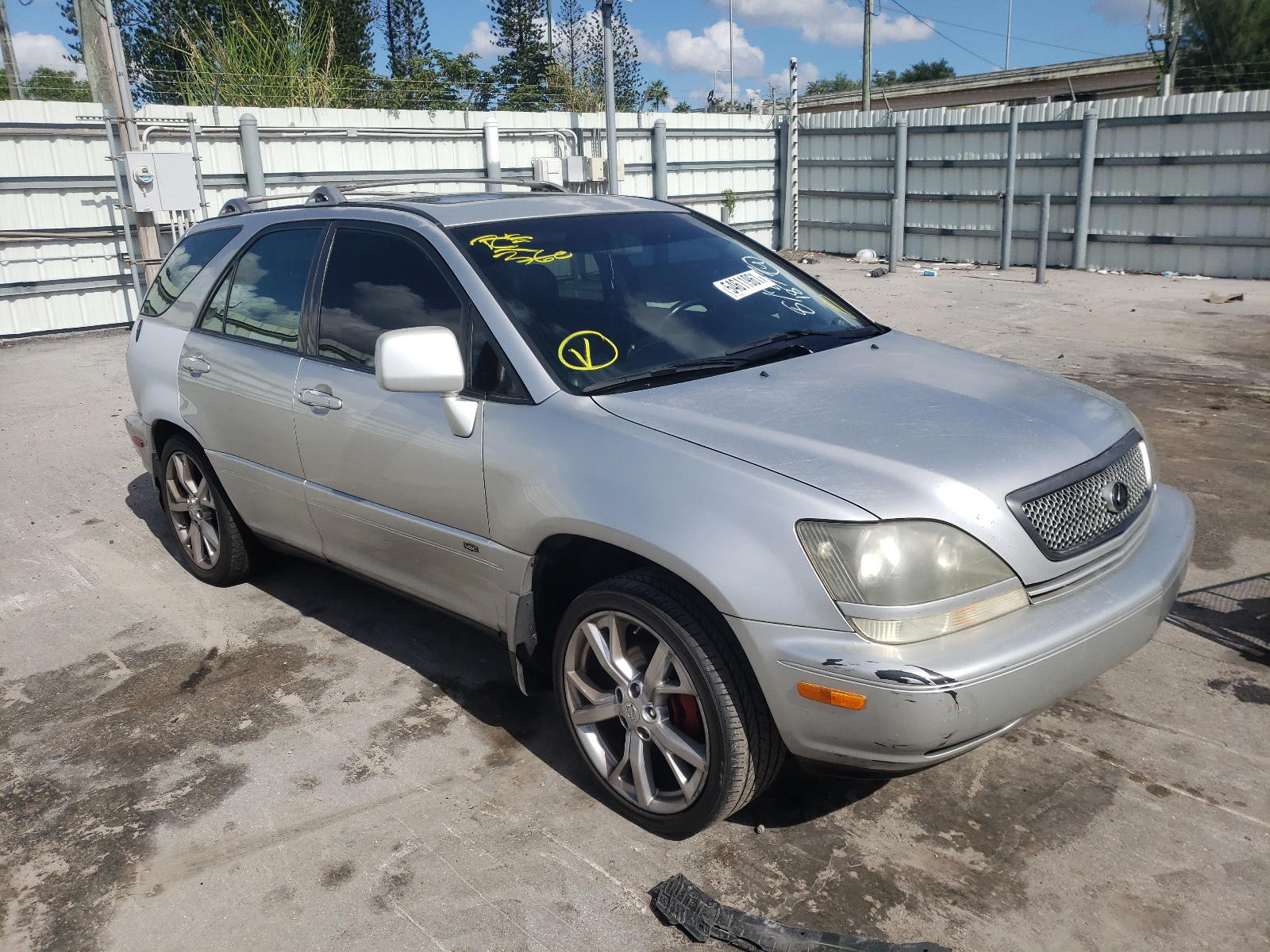 LEXUS RX 300 2001 with VIN JTJGF10U010111877 - Photo from auction
