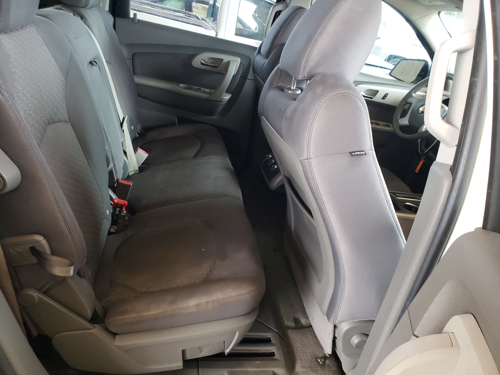 Photo 6 from auction – 2011 CHEVROLET TRAVERSE L with VIN 1GNKVEED0BJ264360