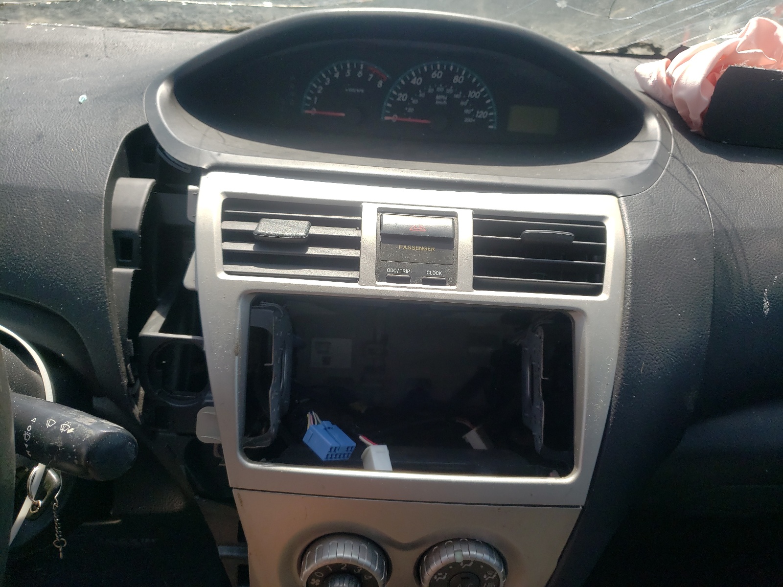 Photo 9 from auction – 2011 TOYOTA YARIS with VIN JTDBT4K30B1403746