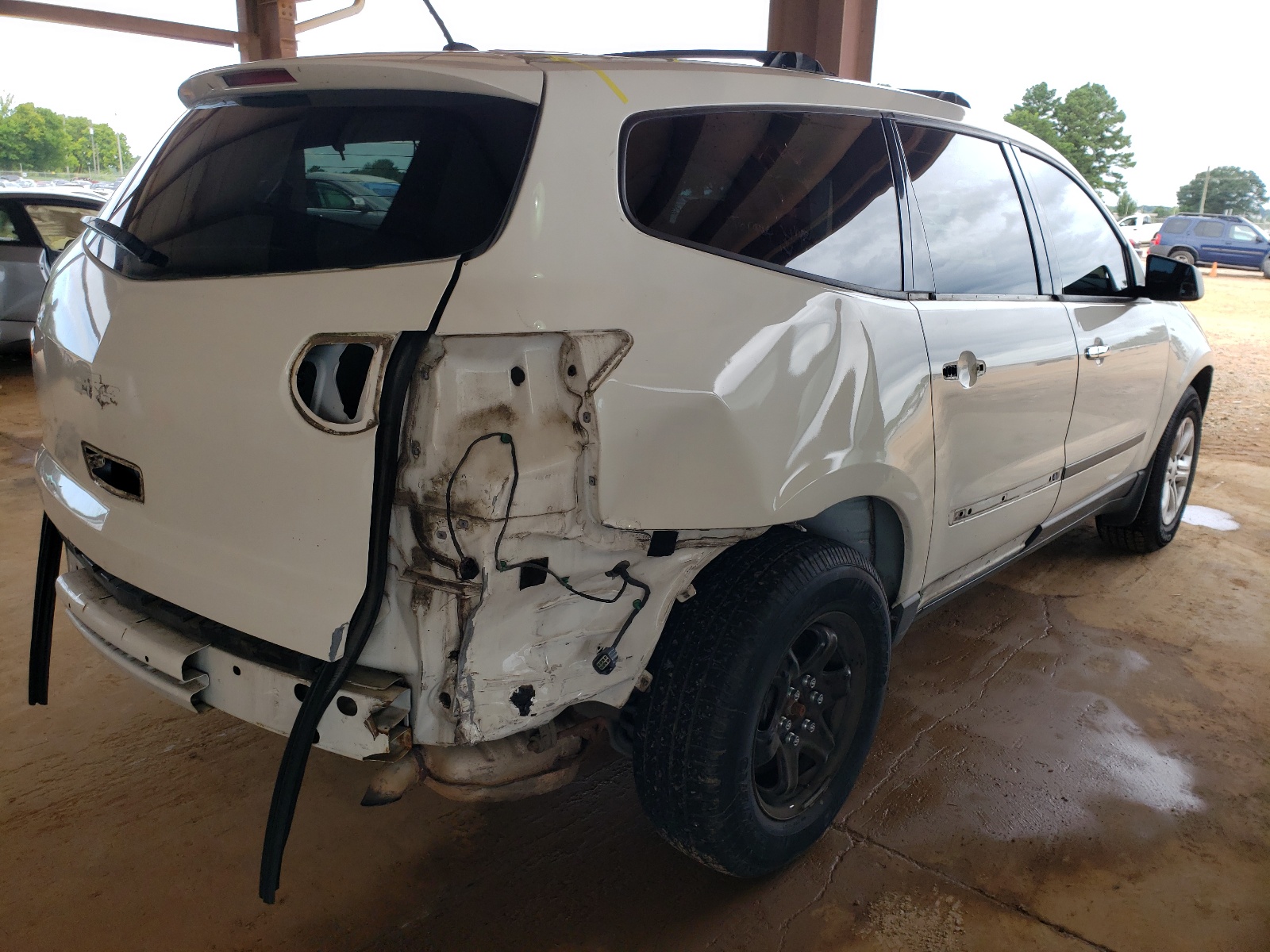 Photo 4 from auction – 2011 CHEVROLET TRAVERSE L with VIN 1GNKVEED0BJ264360