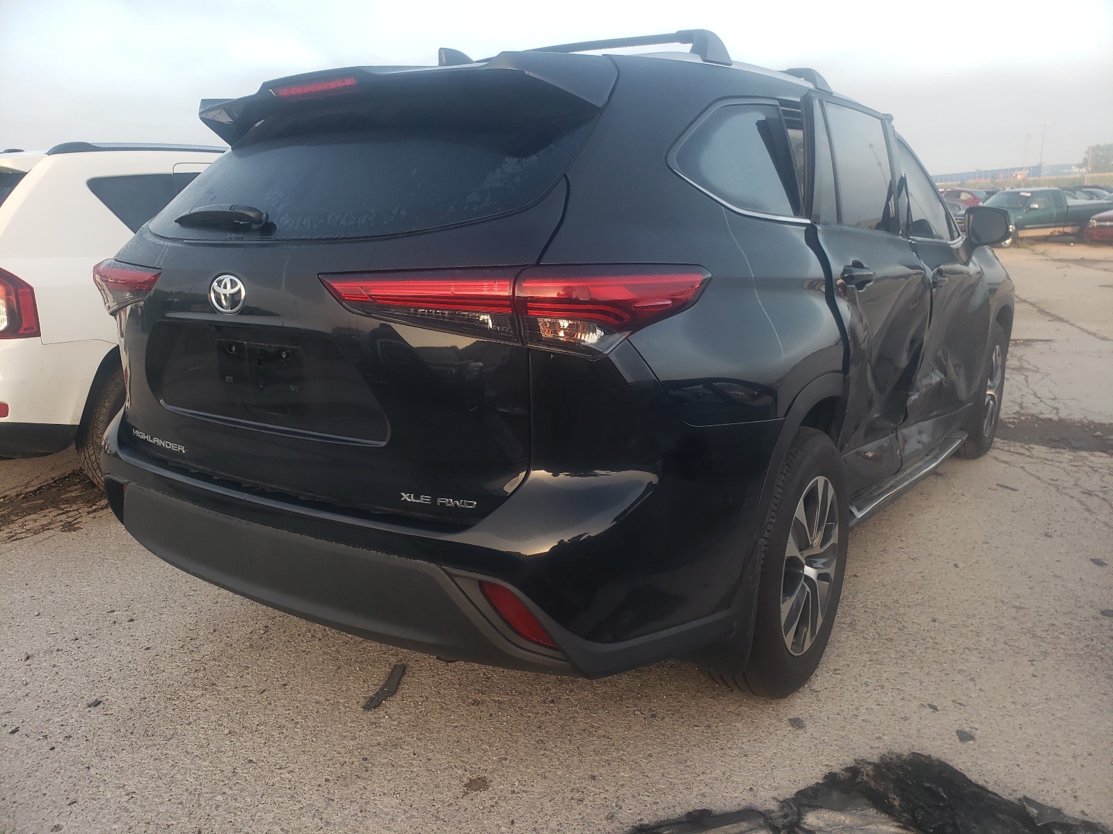 Photo 4 from auction – 2021 TOYOTA HIGHLANDER with VIN 5TDGZRBH9MS088299