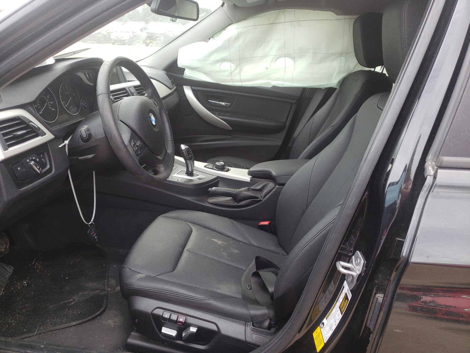Photo 5 from auction – 2017 BMW 320 I with VIN WBA8A9C52HK619854
