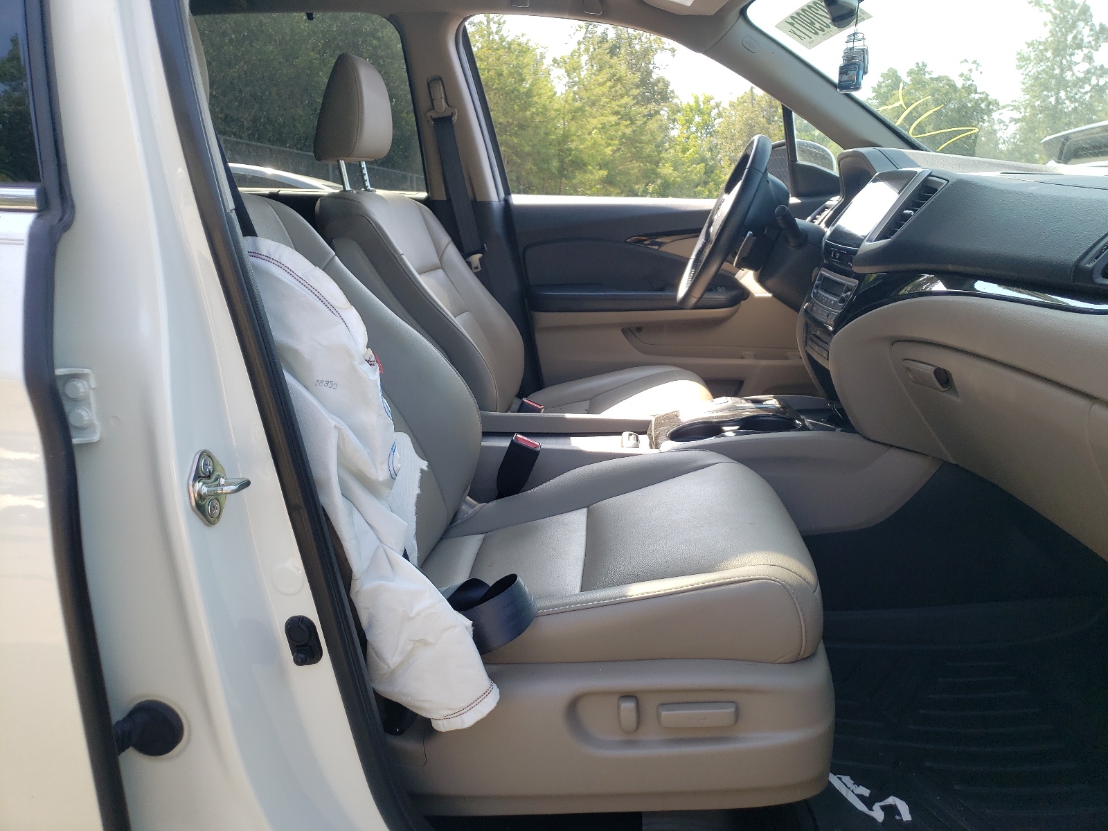 Photo 5 from auction – 2017 HONDA PILOT TOUR with VIN 5FNYF6H96HB026168