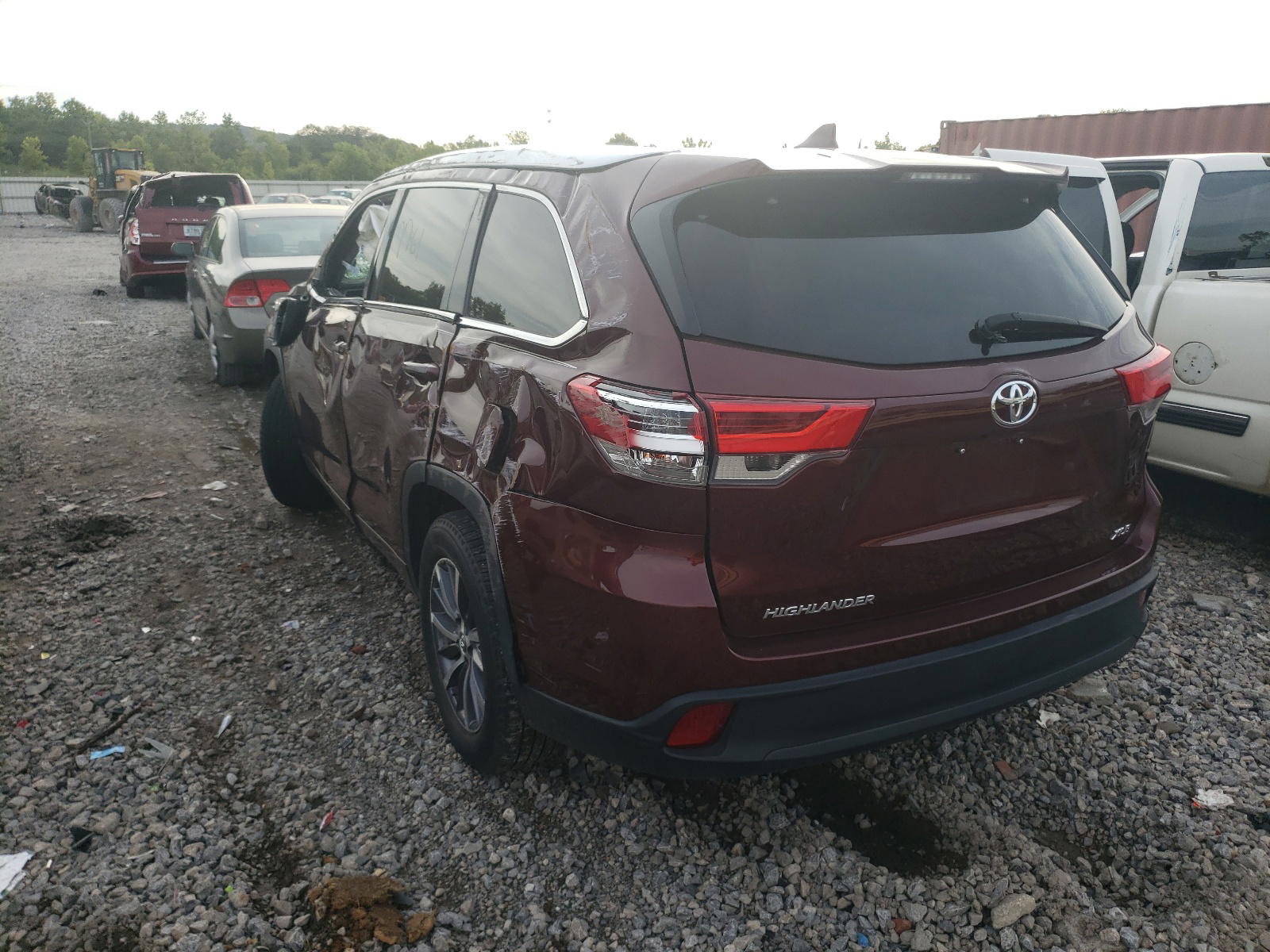 Photo 3 from auction – 2017 TOYOTA HIGHLANDER with VIN 5TDKZRFH4HS221173