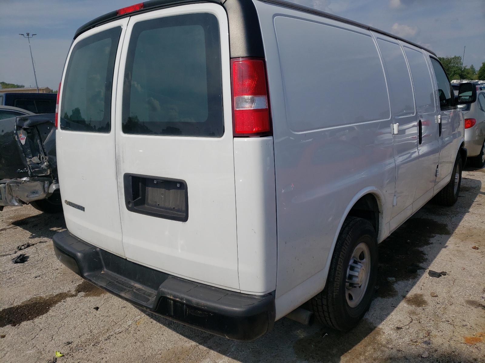 Photo 4 from auction – 2017 CHEVROLET EXPRESS G2 with VIN 1GCWGAFF6H1121211