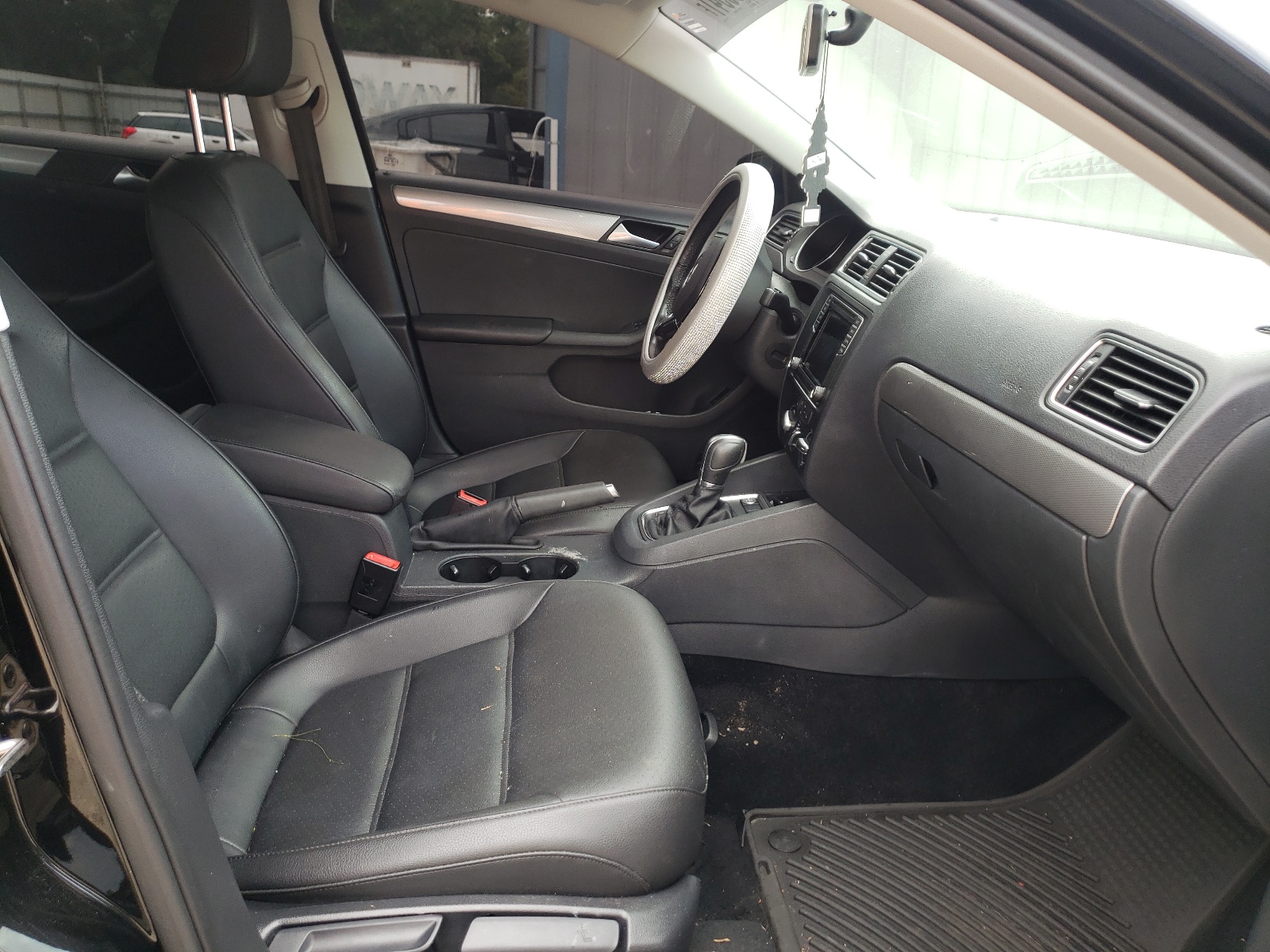 Photo 5 from auction – 2017 VOLKSWAGEN JETTA SE with VIN 3VWDB7AJ4HM414531