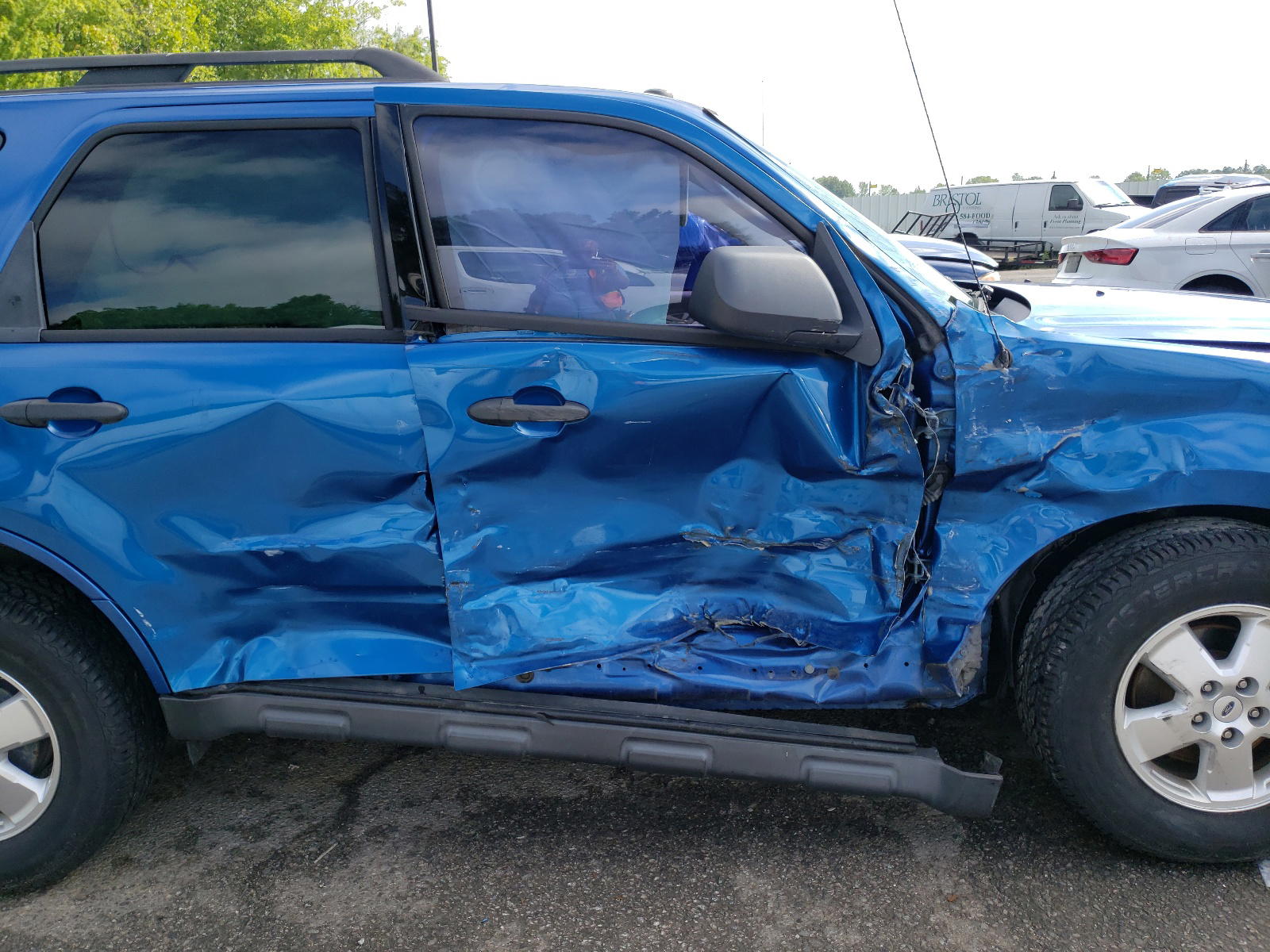 Photo 9 from auction – 2011 FORD ESCAPE XLT with VIN 1FMCU0DG9BKC70856