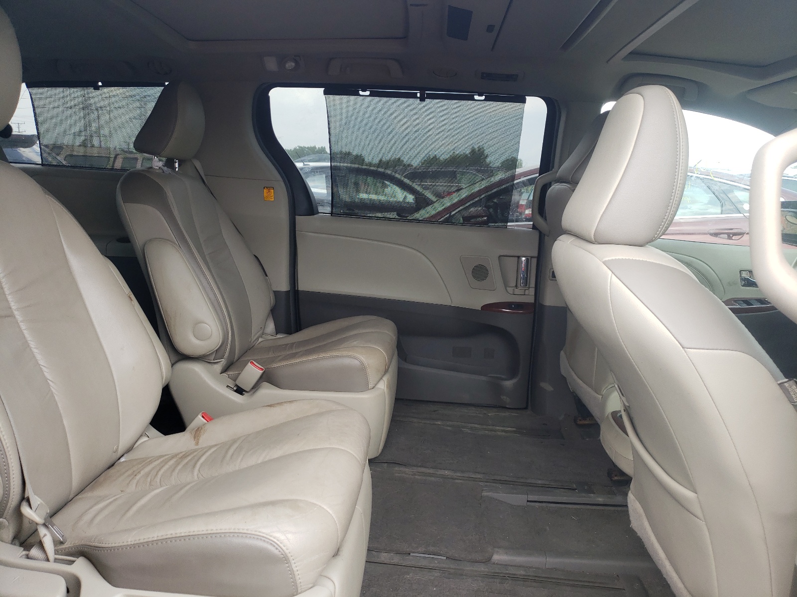 Photo 6 from auction – 2011 TOYOTA SIENNA XLE with VIN 5TDDK3DC7BS010963