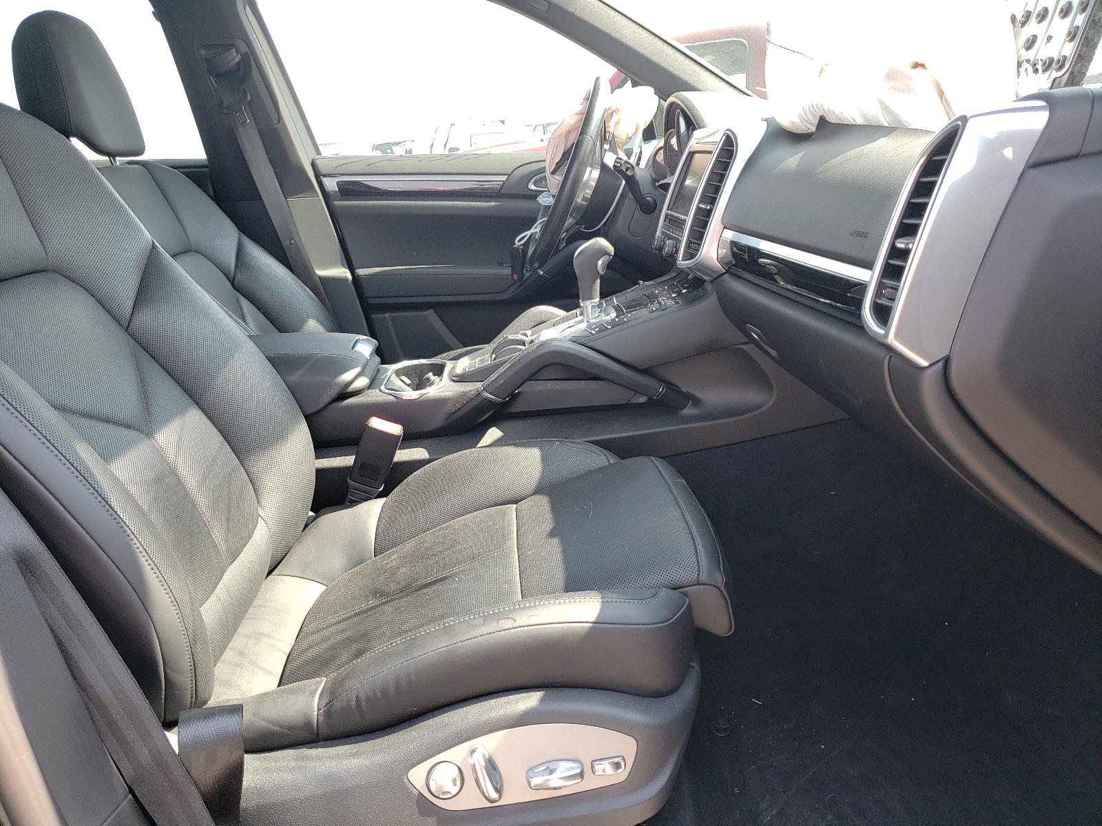 Photo 5 from auction – 2015 PORSCHE CAYENNE with VIN WP1AF2A24FLA43289