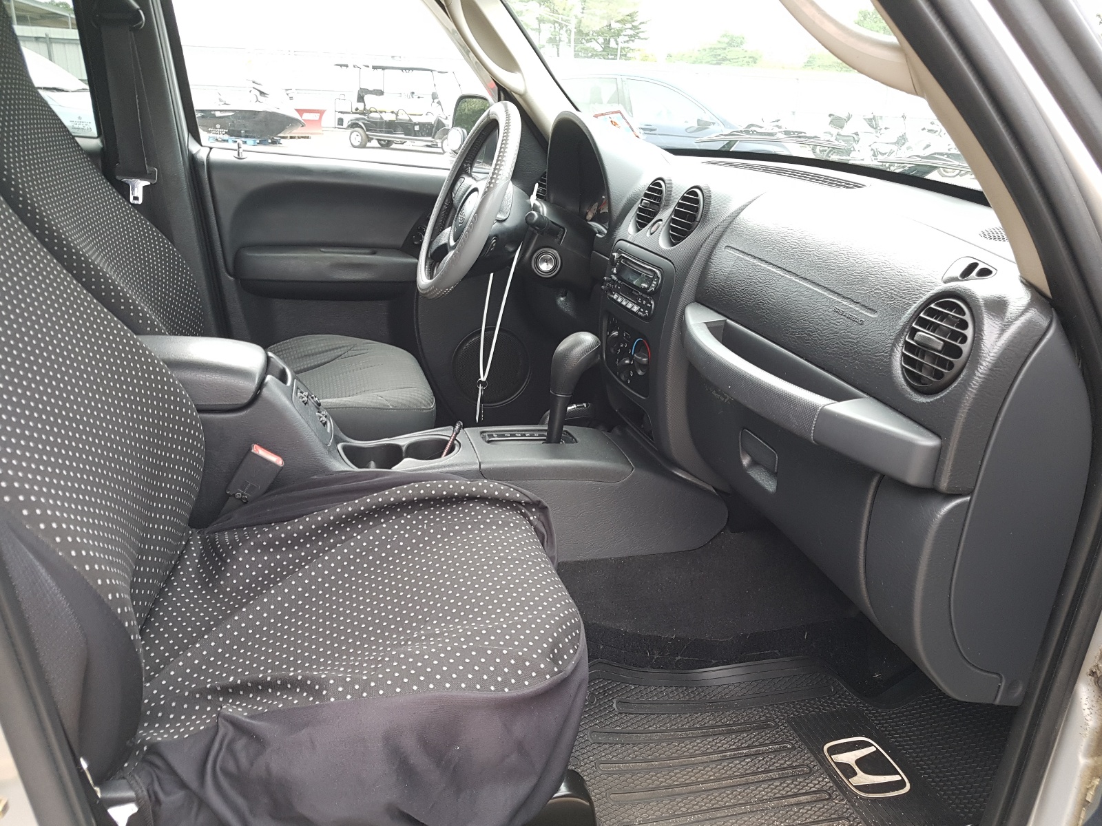 Photo 5 from auction – 2004 JEEP LIBERTY SP with VIN 1J4GL48KX4W203803
