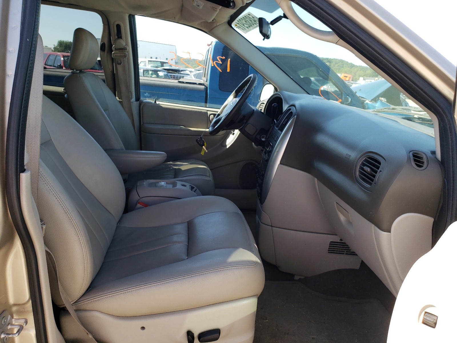 Photo 5 from auction – 2007 CHRYSLER TOWN & COU with VIN 2A4GP54L67R279556