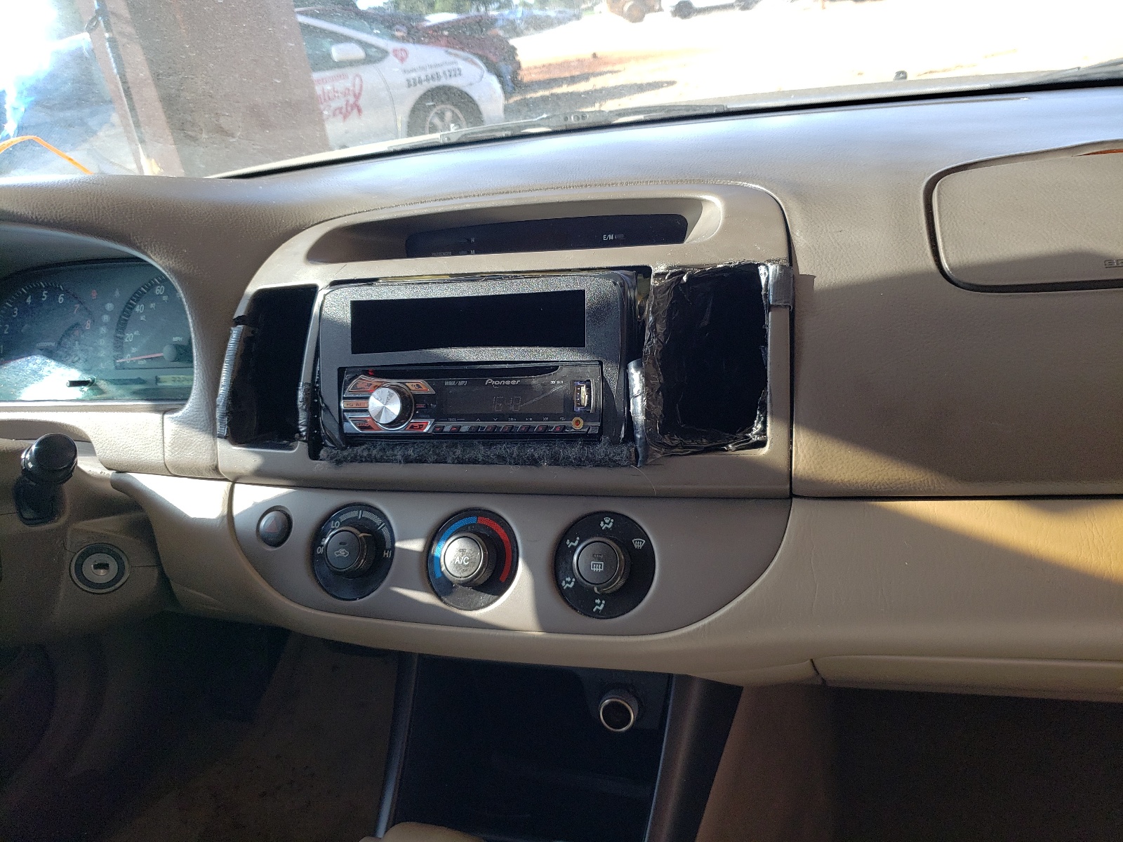 Photo 19 from auction – 2003 TOYOTA CAMRY LE with VIN 4T1BE32KX3U766367