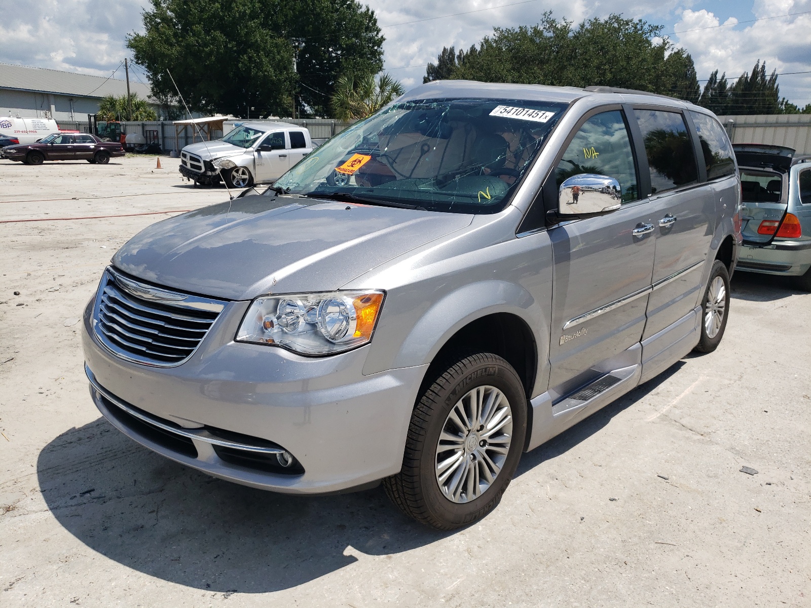 Photo 2 from auction – 2014 CHRYSLER TOWN & COU with VIN 2C4RC1CG7ER164775