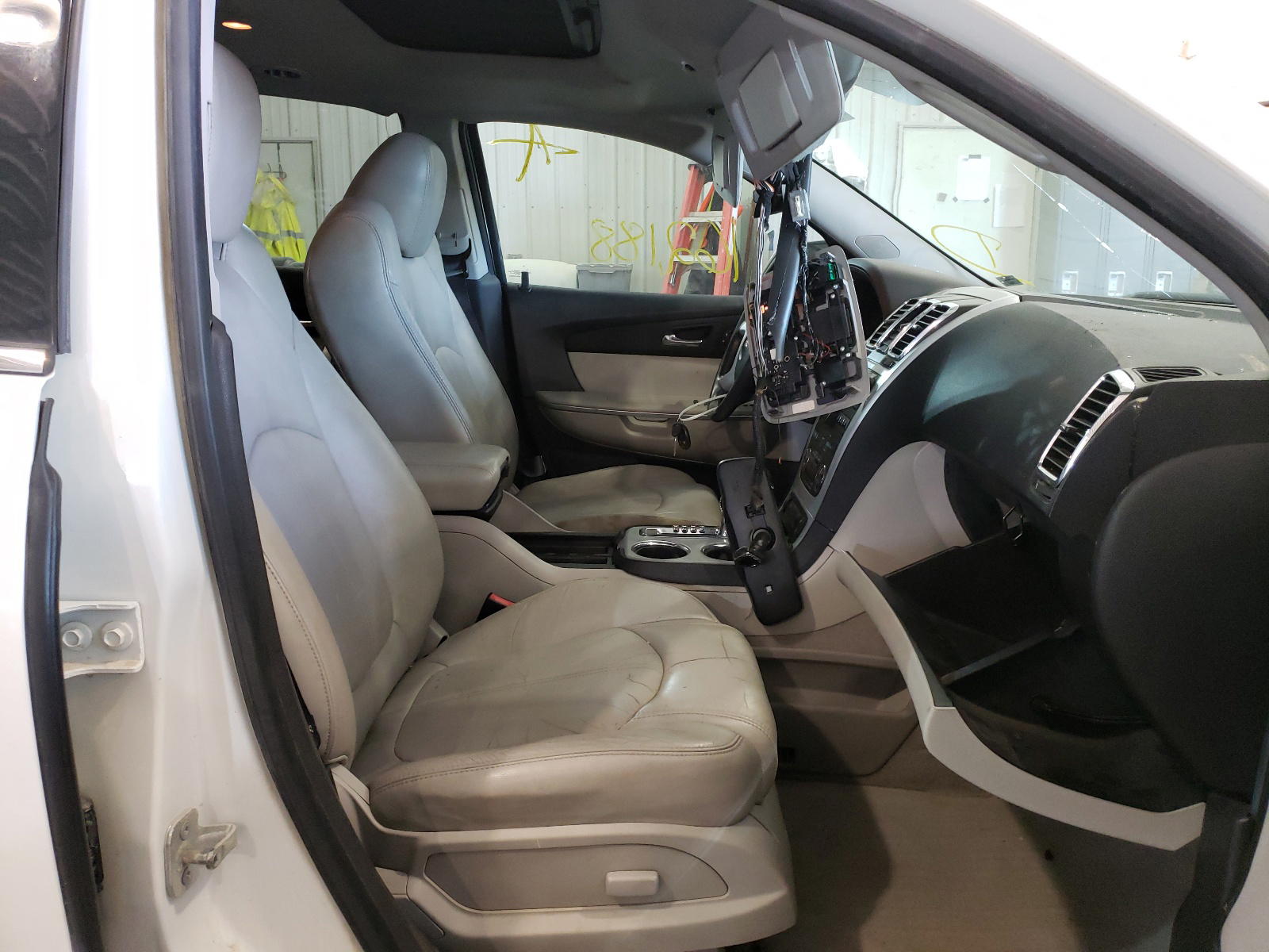 Photo 5 from auction – 2011 GMC ACADIA SLT with VIN 1GKKVREDXBJ391024