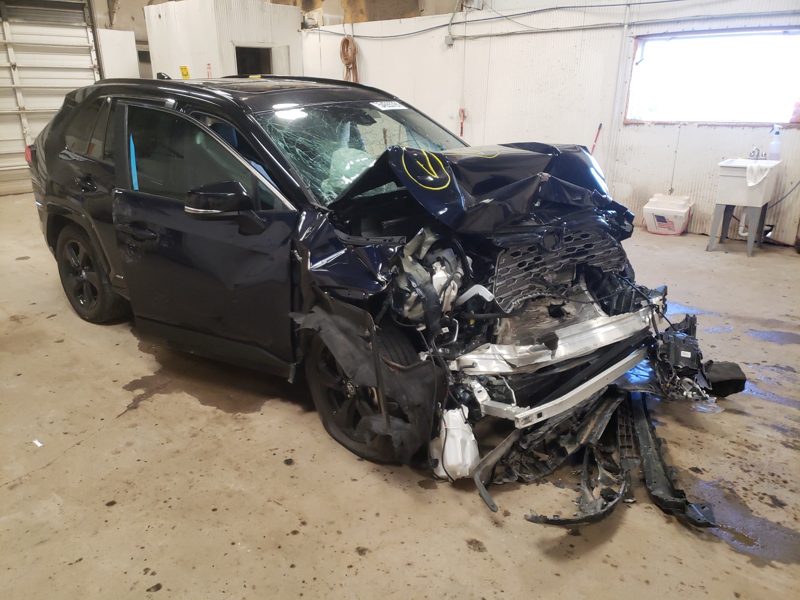 TOYOTA RAV4 XSE 2020 with VIN 2T3EWRFVXLW074005 - Photo from auction