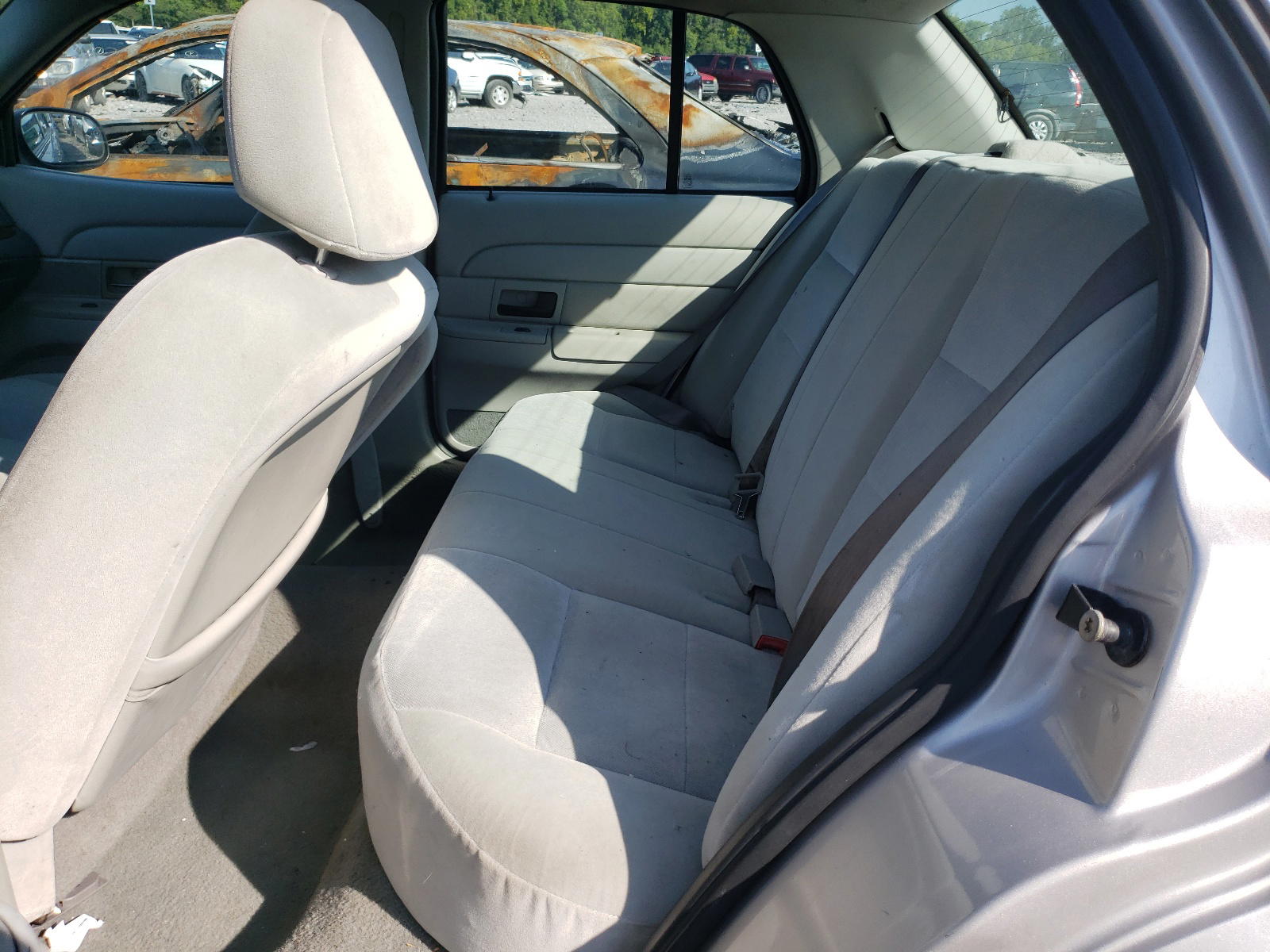 Photo 6 from auction – 2004 FORD CROWN VICT with VIN 2FAFP73W44X132545