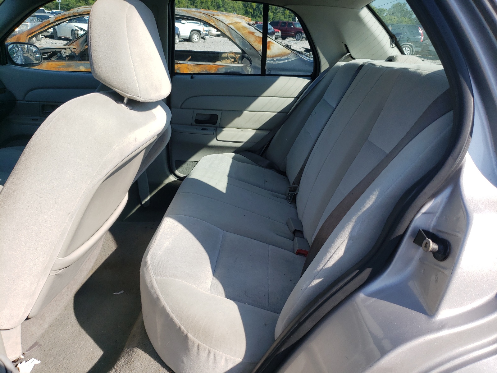 Zdjęcie 6 z aukcji – 2004 FORD CROWN VICT z VIN 2FAFP73W44X132545