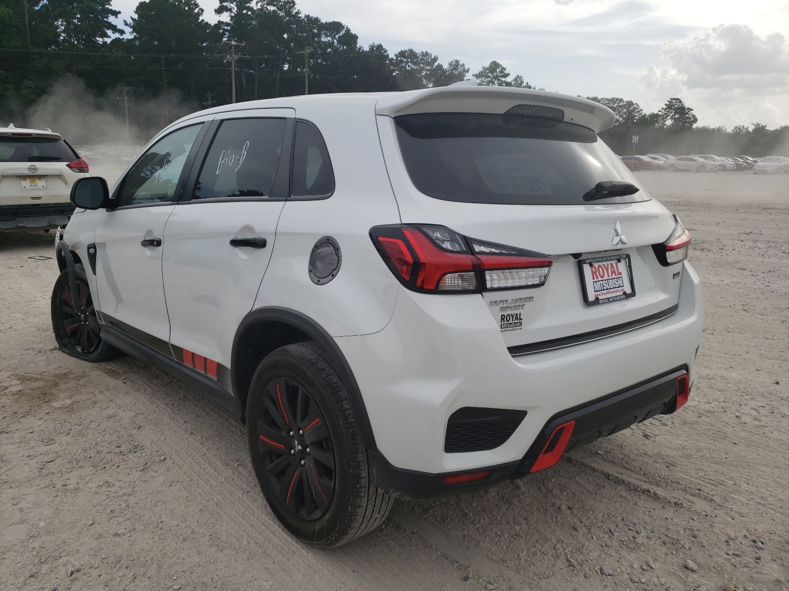Photo 3 from auction – 2021 MITSUBISHI OUTLANDER with VIN JA4APUAU5MU020780