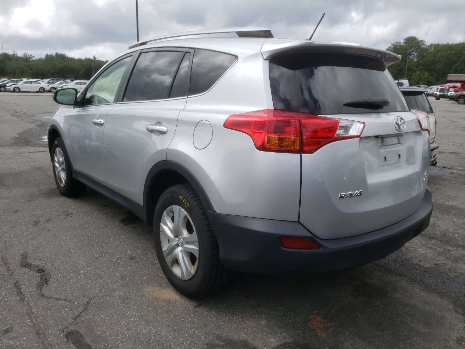 Photo 3 from auction – 2015 TOYOTA RAV4 LE with VIN JTMBFREV8FJ028051