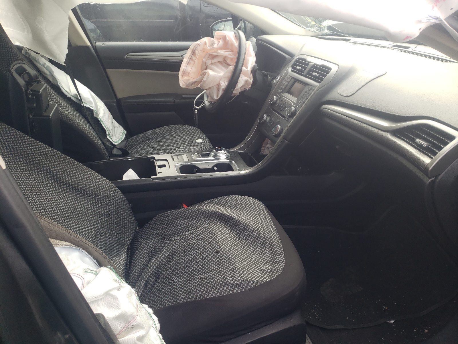 Photo 5 from auction – 2017 FORD FUSION S with VIN 3FA6P0G7XHR267382