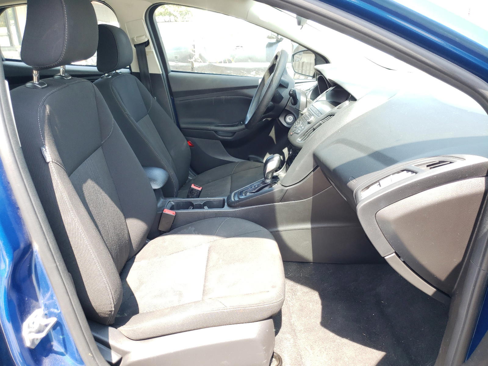 Photo 5 from auction – 2018 FORD FOCUS SE with VIN 1FADP3K29JL206047