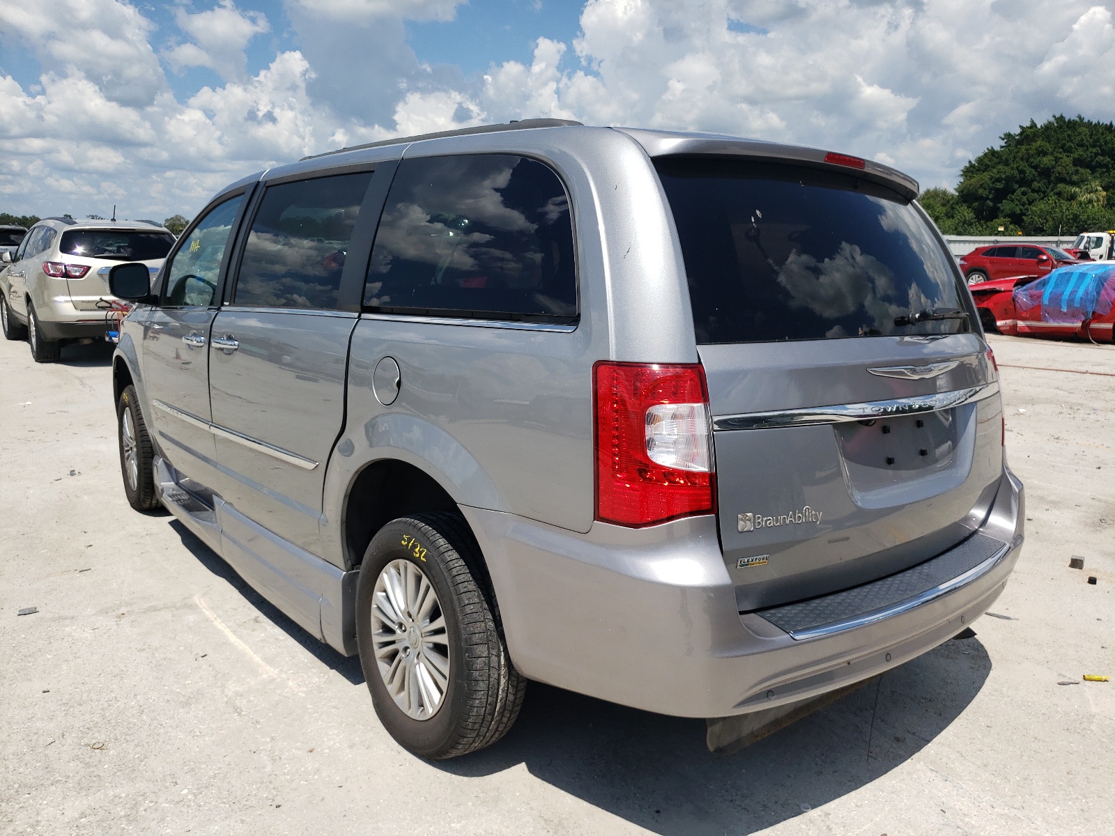 Photo 3 from auction – 2014 CHRYSLER TOWN & COU with VIN 2C4RC1CG7ER164775